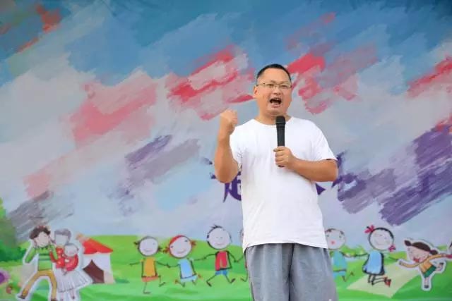 廣東博皓公司總經(jīng)理、鷹之家班主任尹總，為我們本次運(yùn)動會致開幕詞