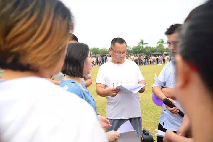 口哨發(fā)令、旗幟落下，比賽的完美呈現(xiàn)，離不開裁判員的辛苦付出，低調(diào)是他們的代名詞
