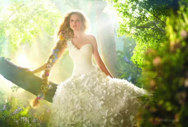 假若將玻璃鋼船艇比喻成一位女生，那么膠衣就是她華美的衣裳！