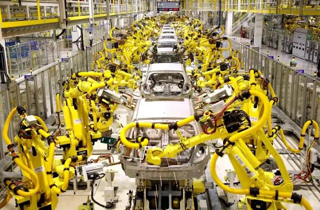 工業(yè)機(jī)器人已經(jīng)在汽車廠、船艇廠等工作場景證明了自己的價值