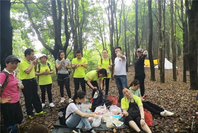 博皓人勞作過后，分享、享受美食