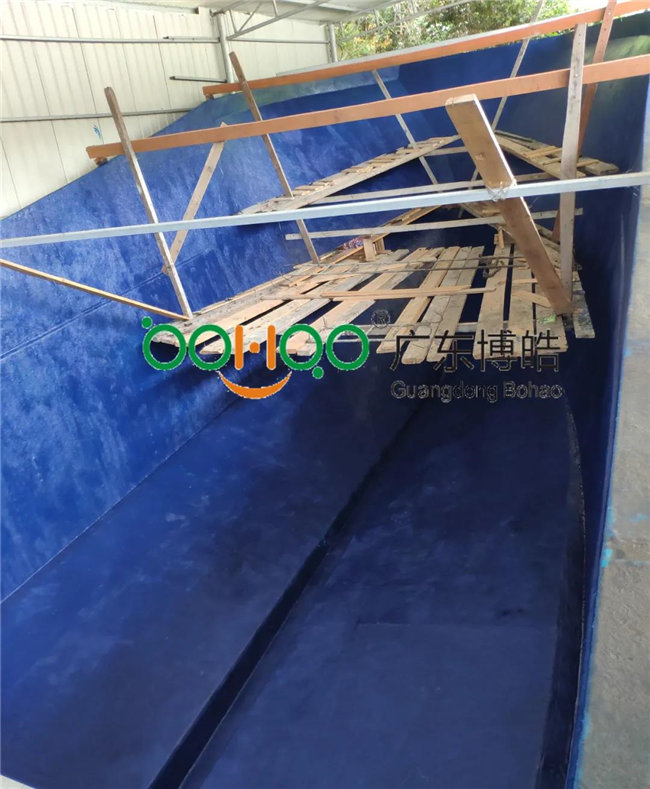 將玻璃鋼模具清洗干凈，打上脫模蠟 施涂船體膠衣