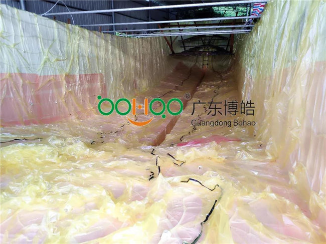 完成鋪層后，用真空袋覆蓋好