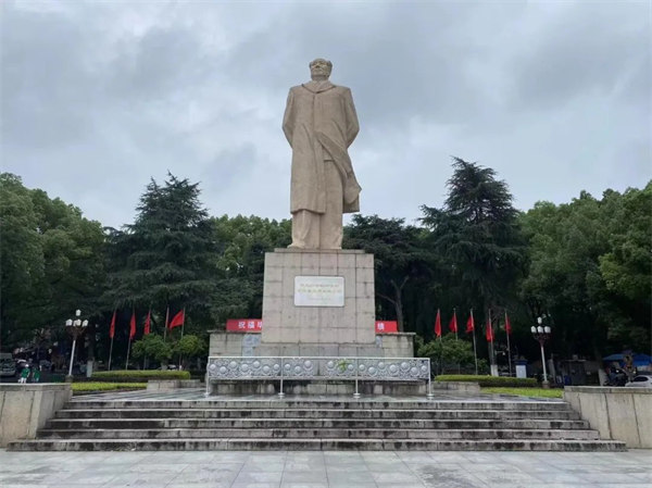 湖南大學(xué)，毛主席雕像